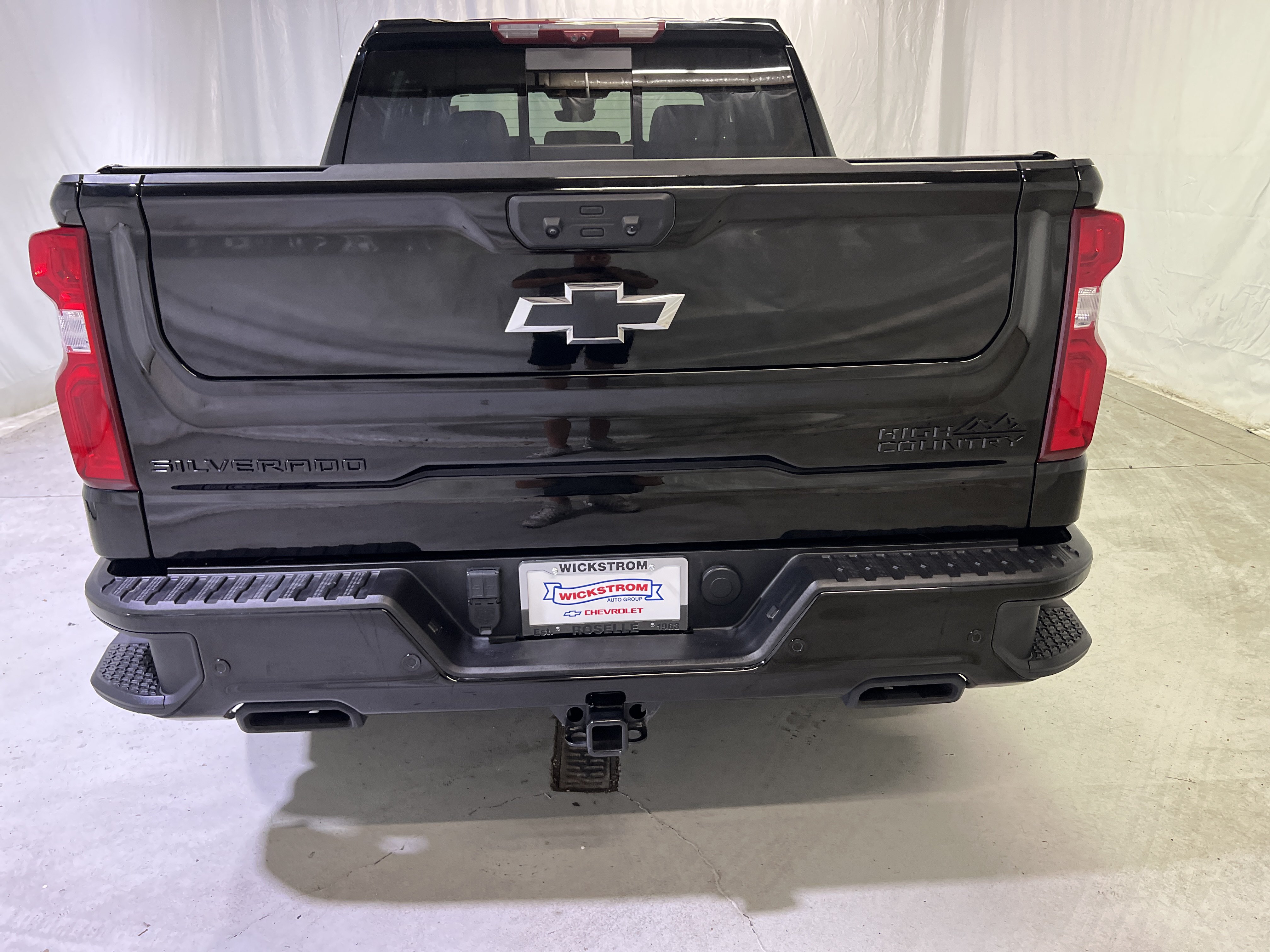 Certified 2025 Chevrolet Silverado 1500 High Country w/ Midnight Edition AWD/4WD image 9