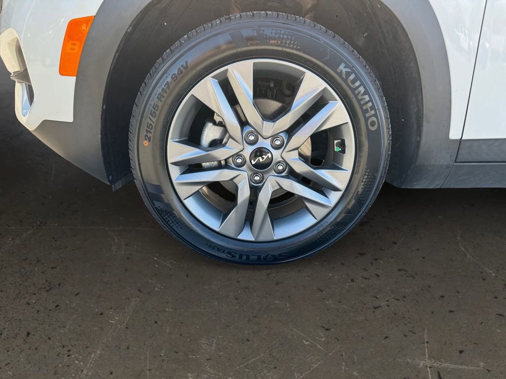 Used 2023 Kia Seltos S w/ Navigation Package FWD image 10