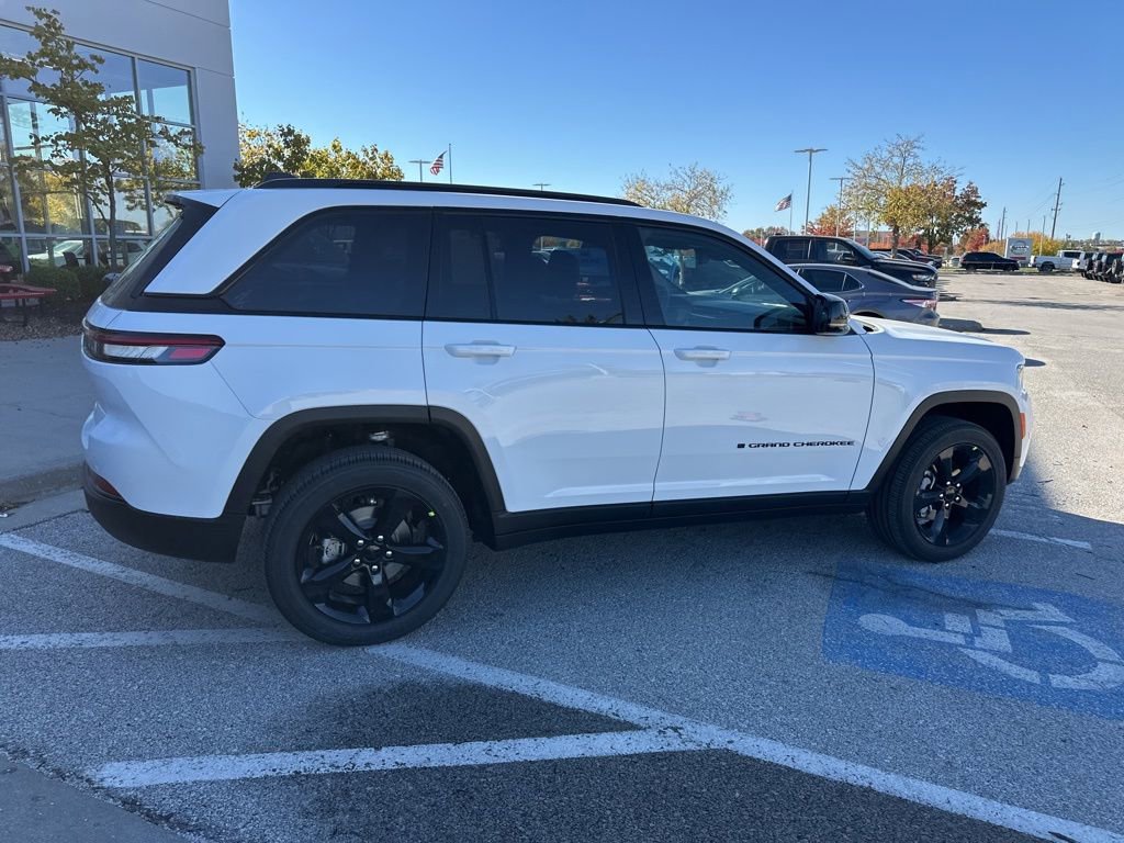 New 2025 Jeep Grand Cherokee Altitude AWD/4WD image 31