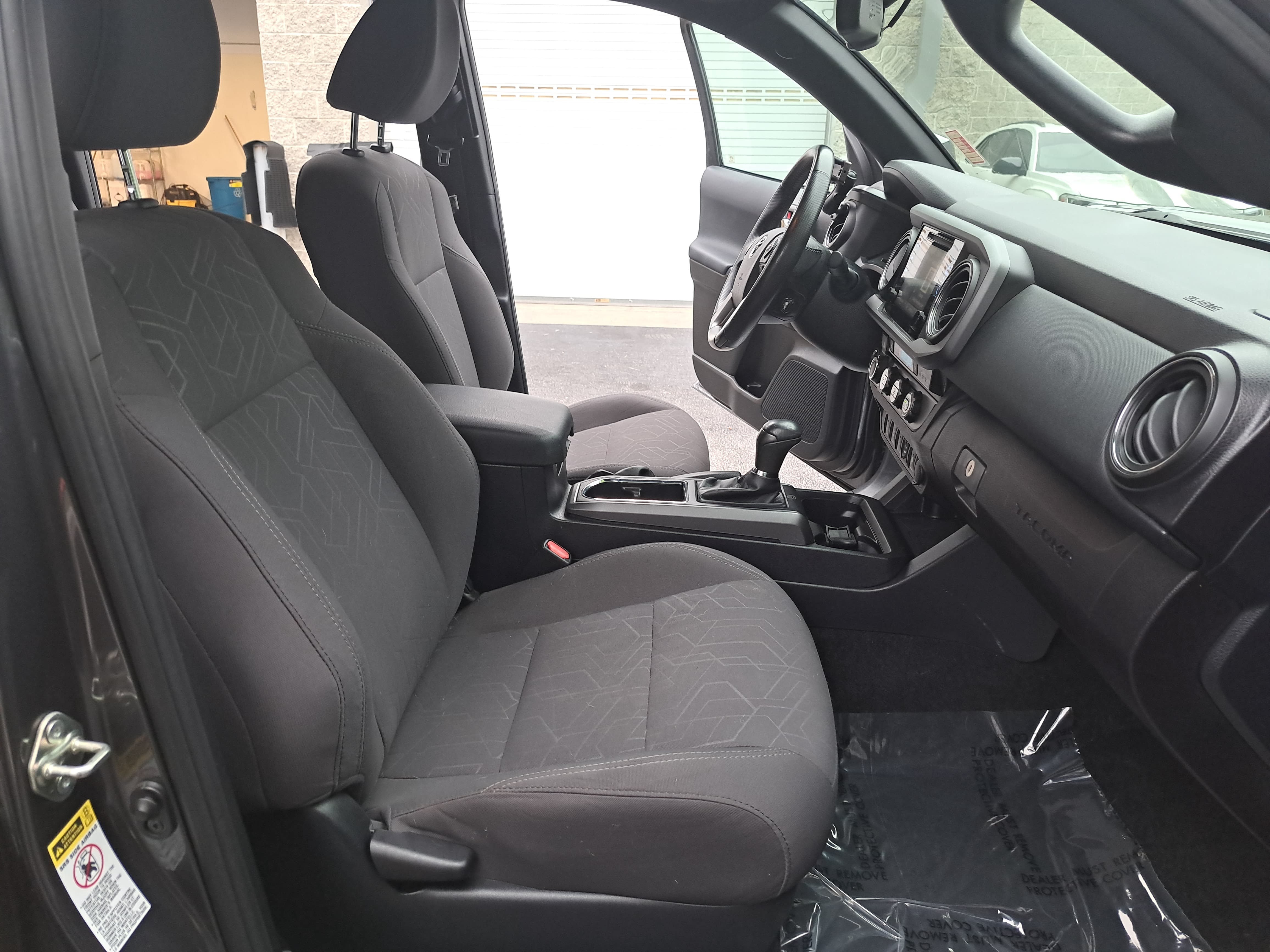 Used 2017 Toyota Tacoma TRD Sport w/ Premium & Technology Package AWD/4WD image 10