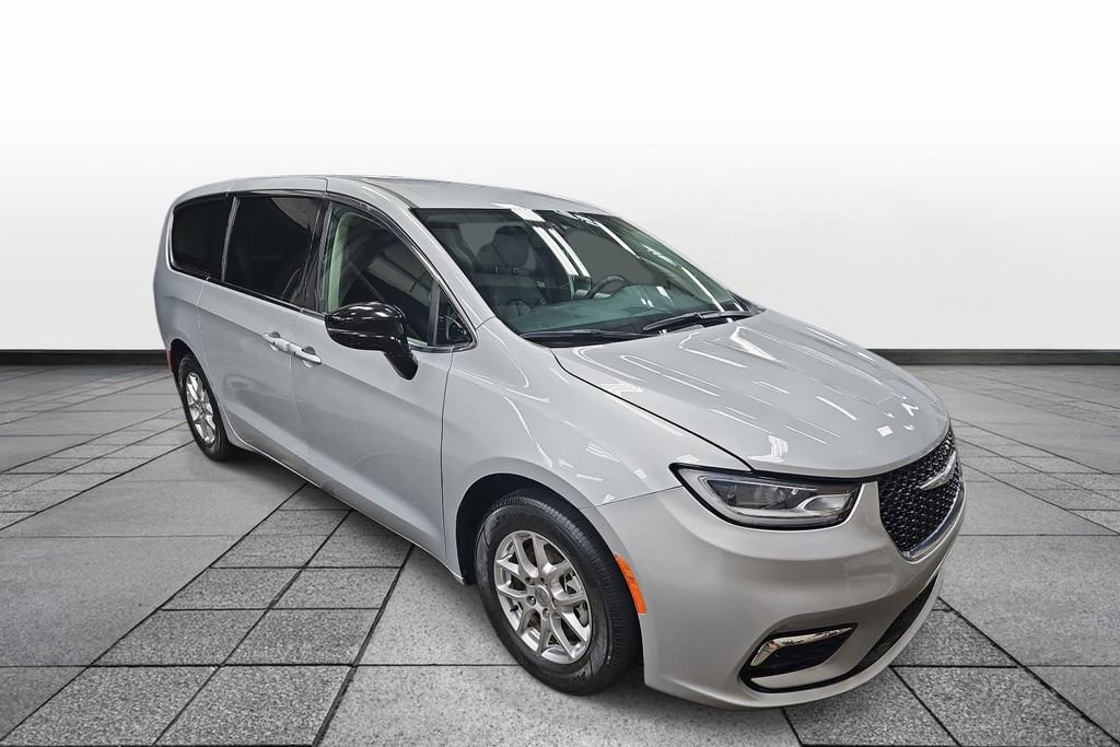 Used 2024 Chrysler Pacifica Touring-L image 3