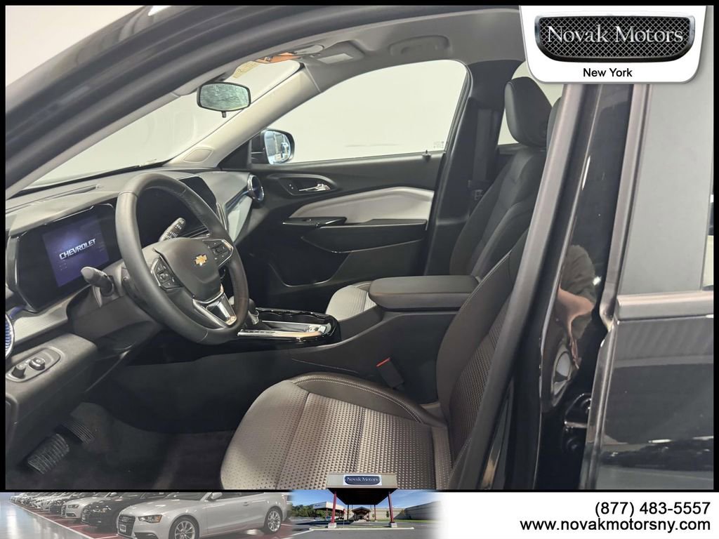 Used 2025 Chevrolet Trax LT w/ Driver Confidence Package image 12