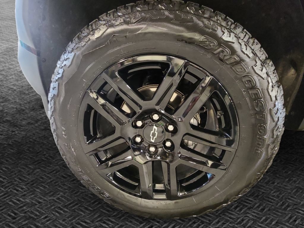 Certified 2025 Chevrolet Colorado Trail Boss w/ Midnight Edition AWD/4WD image 12
