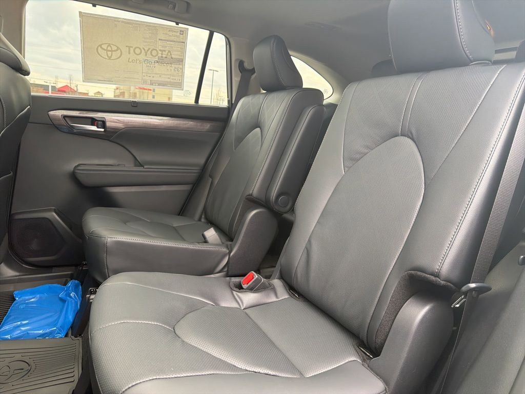 New 2026 Toyota Highlander Platinum image 8