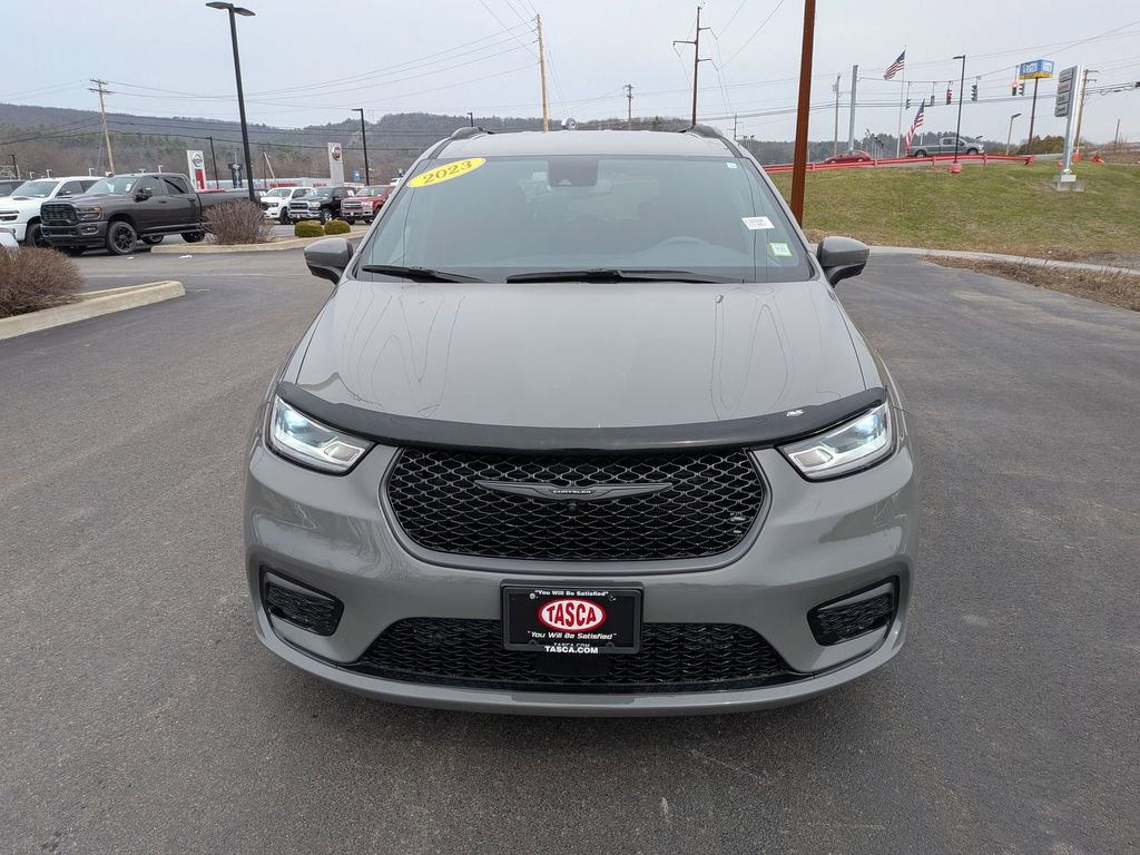 Used 2023 Chrysler Pacifica Touring-L w/ S Appearance Package image 9