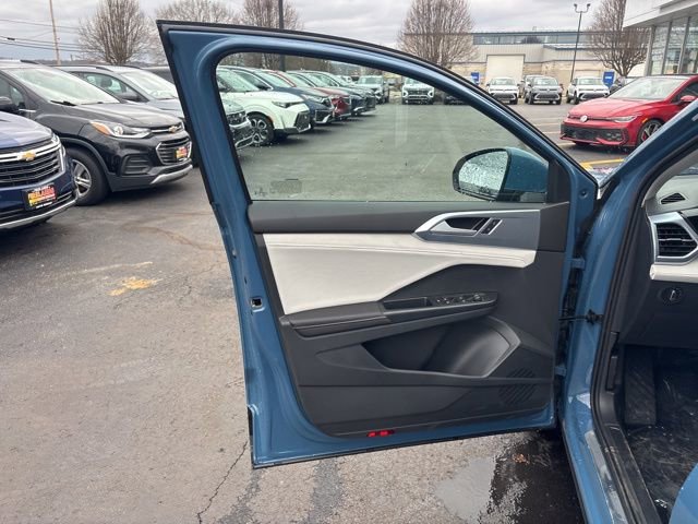 New 2026 Volkswagen Taos SE image 9