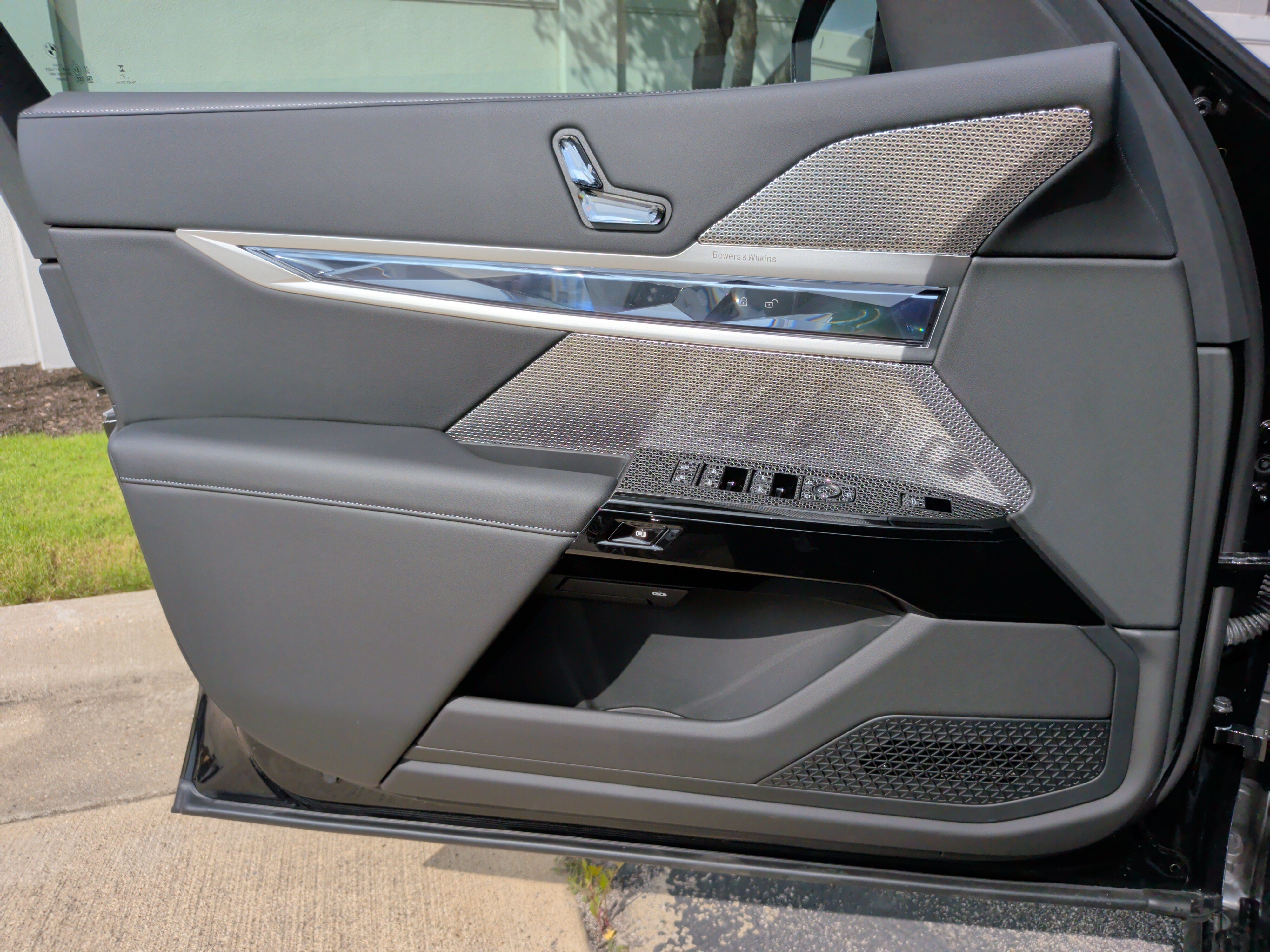 New 2026 BMW 740i w/ Premium Package RWD image 28