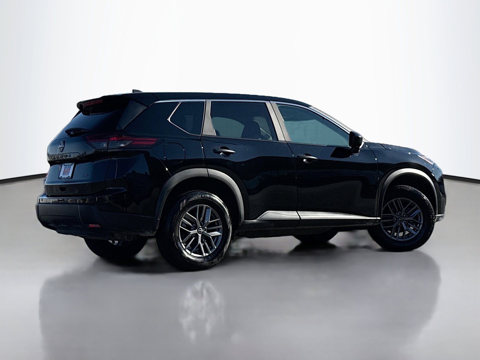 Used 2024 Nissan Rogue S AWD/4WD image 2