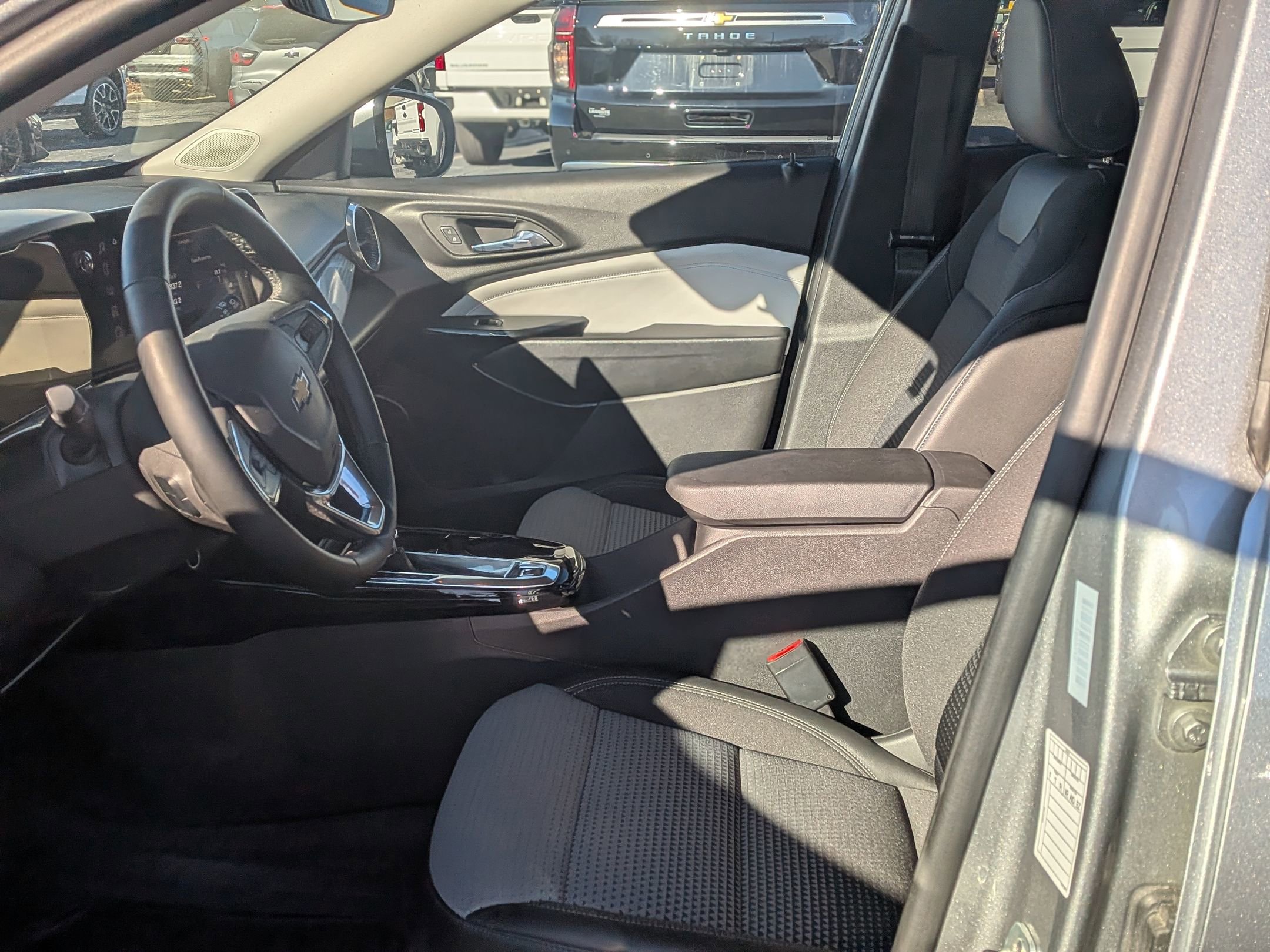 Used 2025 Chevrolet Trax LT w/ LT Convenience Package image 16