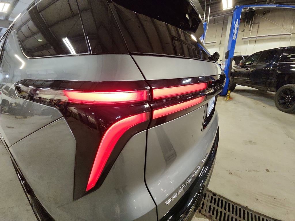 Certified 2025 Chevrolet Traverse High Country w/ LPO, Illumination Package image 30