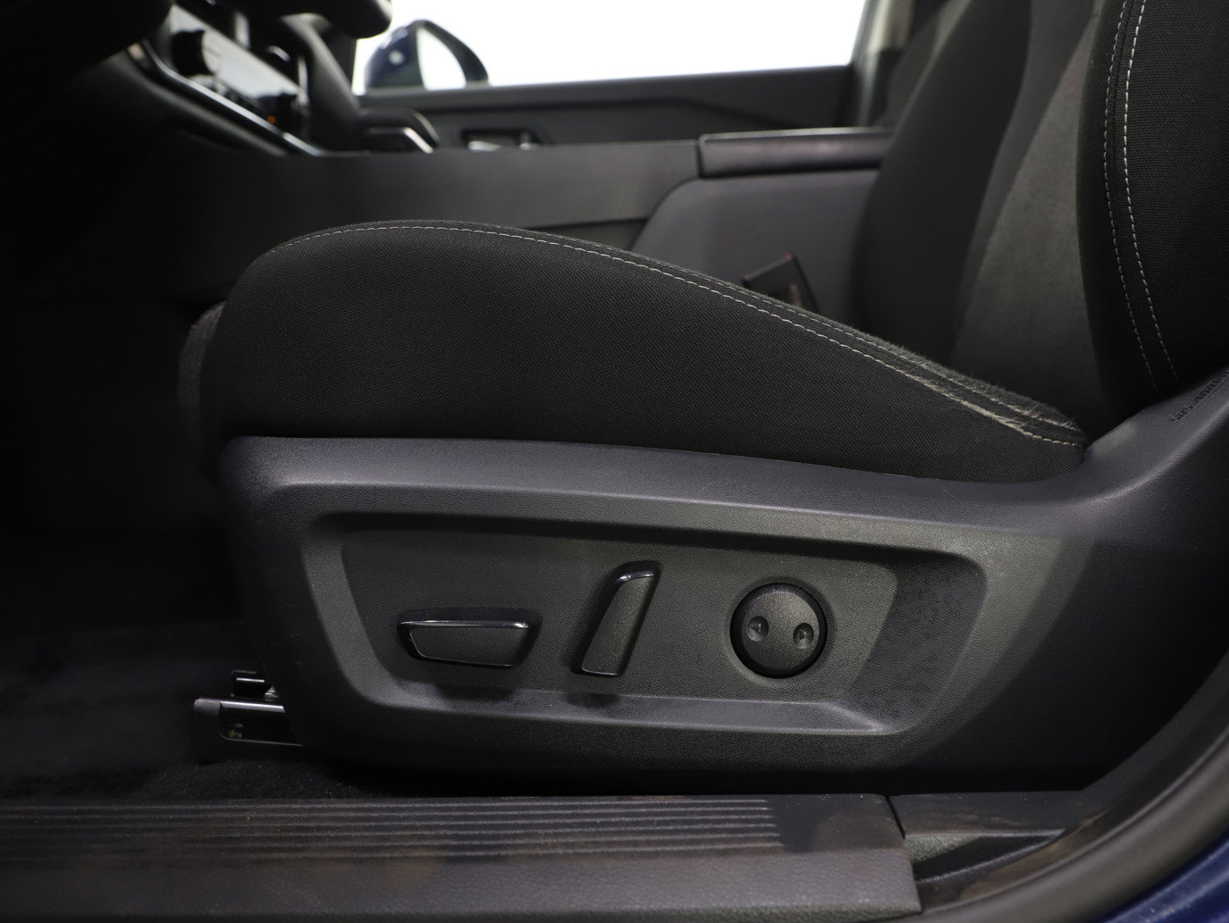 Used 2025 Nissan Rogue SV AWD/4WD image 23