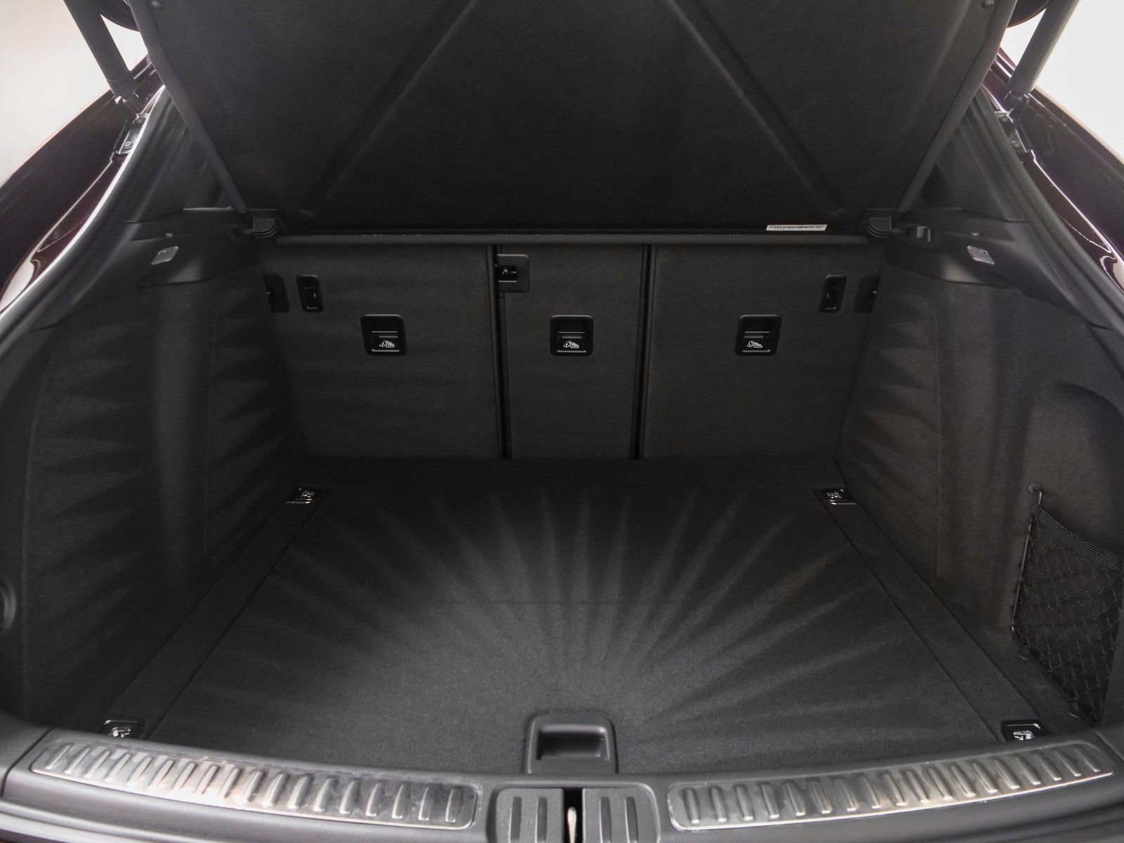 Certified 2025 Porsche Macan AWD/4WD image 12