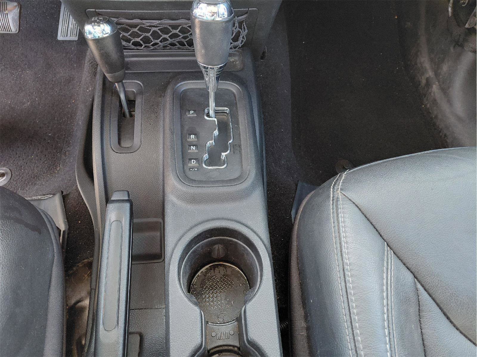 Used 2015 Jeep Wrangler Unlimited Rubicon w/ Connectivity Group image 27