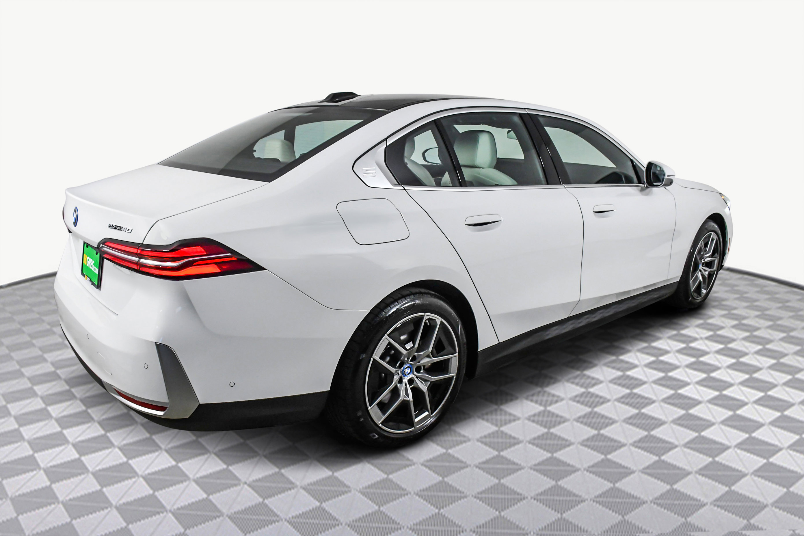 Used 2025 BMW i5 eDrive40i w/ Executive Package image 8