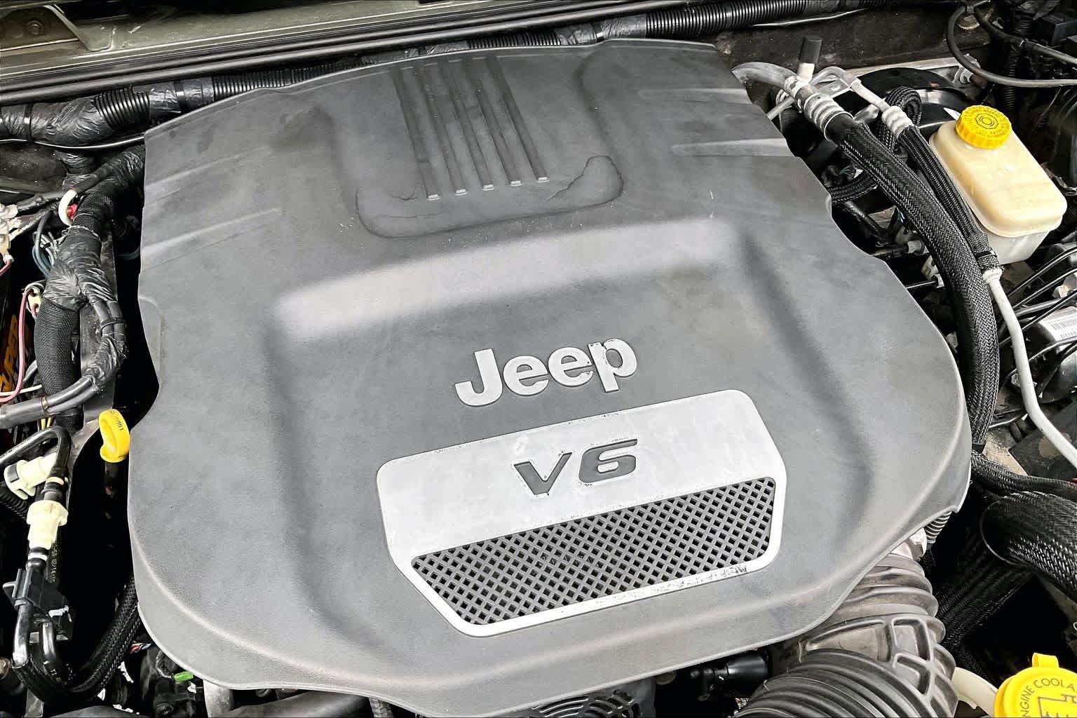 Used 2015 Jeep Wrangler Unlimited Sahara w/ Dual Top Group AWD/4WD image 30