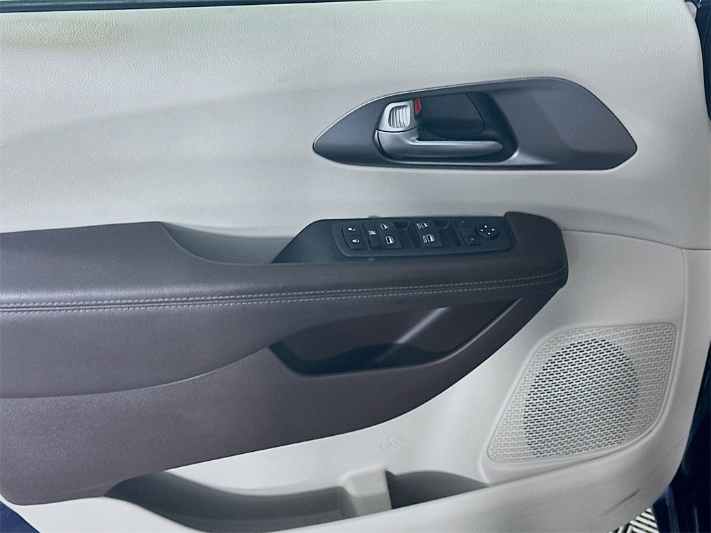 Used 2020 Chrysler Voyager LX image 25