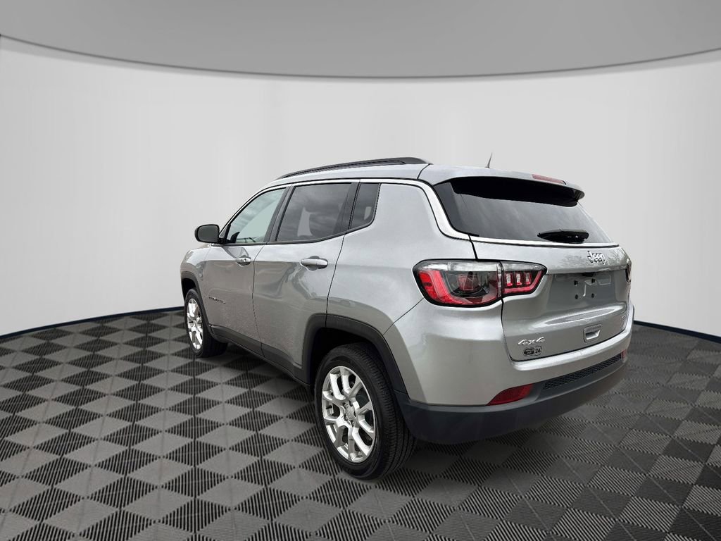 Used 2023 Jeep Compass Latitude w/ Sun and Sound Group AWD/4WD image 3