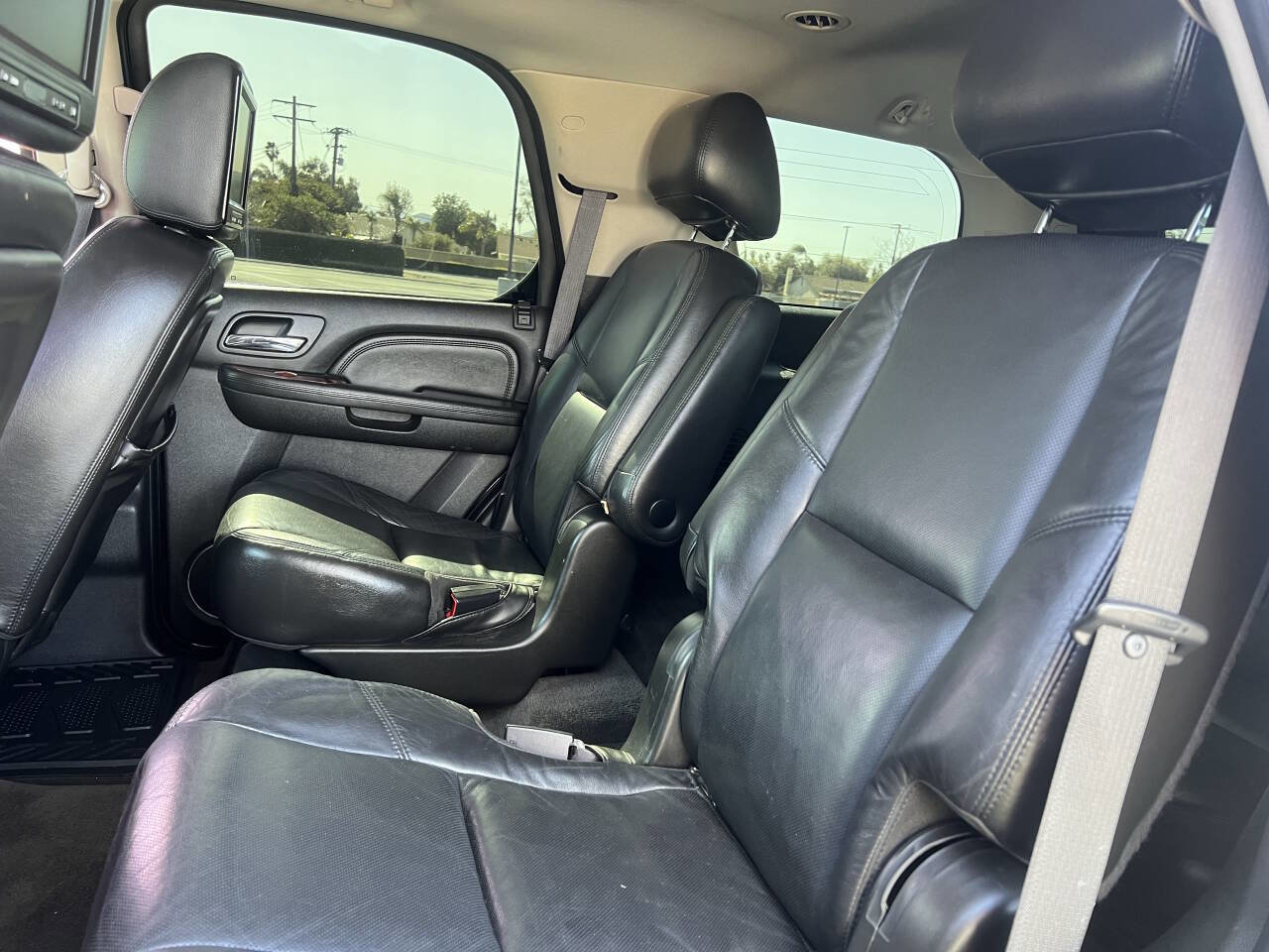 Used 2010 Cadillac Escalade Premium image 31