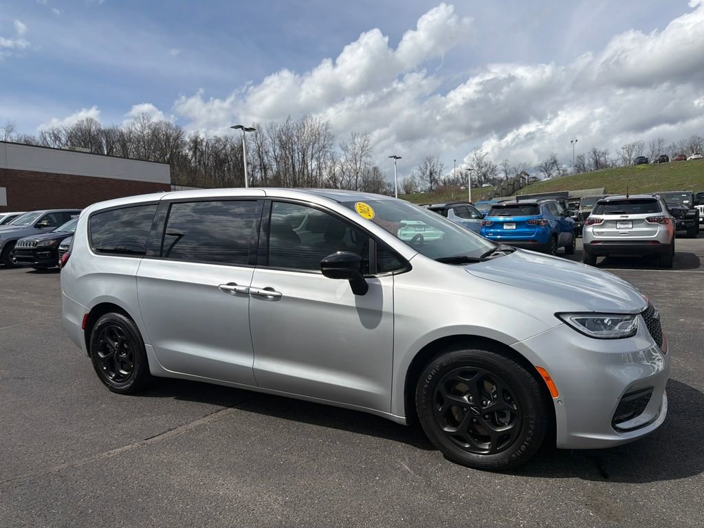 Used 2023 Chrysler Pacifica Limited w/ S Appearance Package 360° Tour