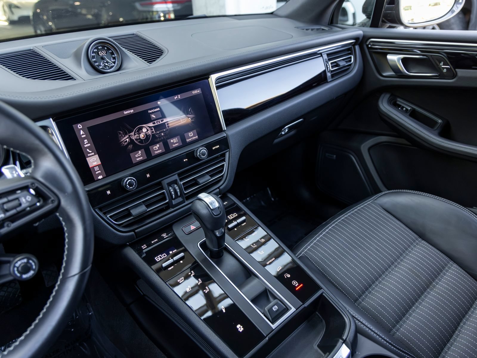 Certified 2023 Porsche Macan Turbo AWD/4WD image 47