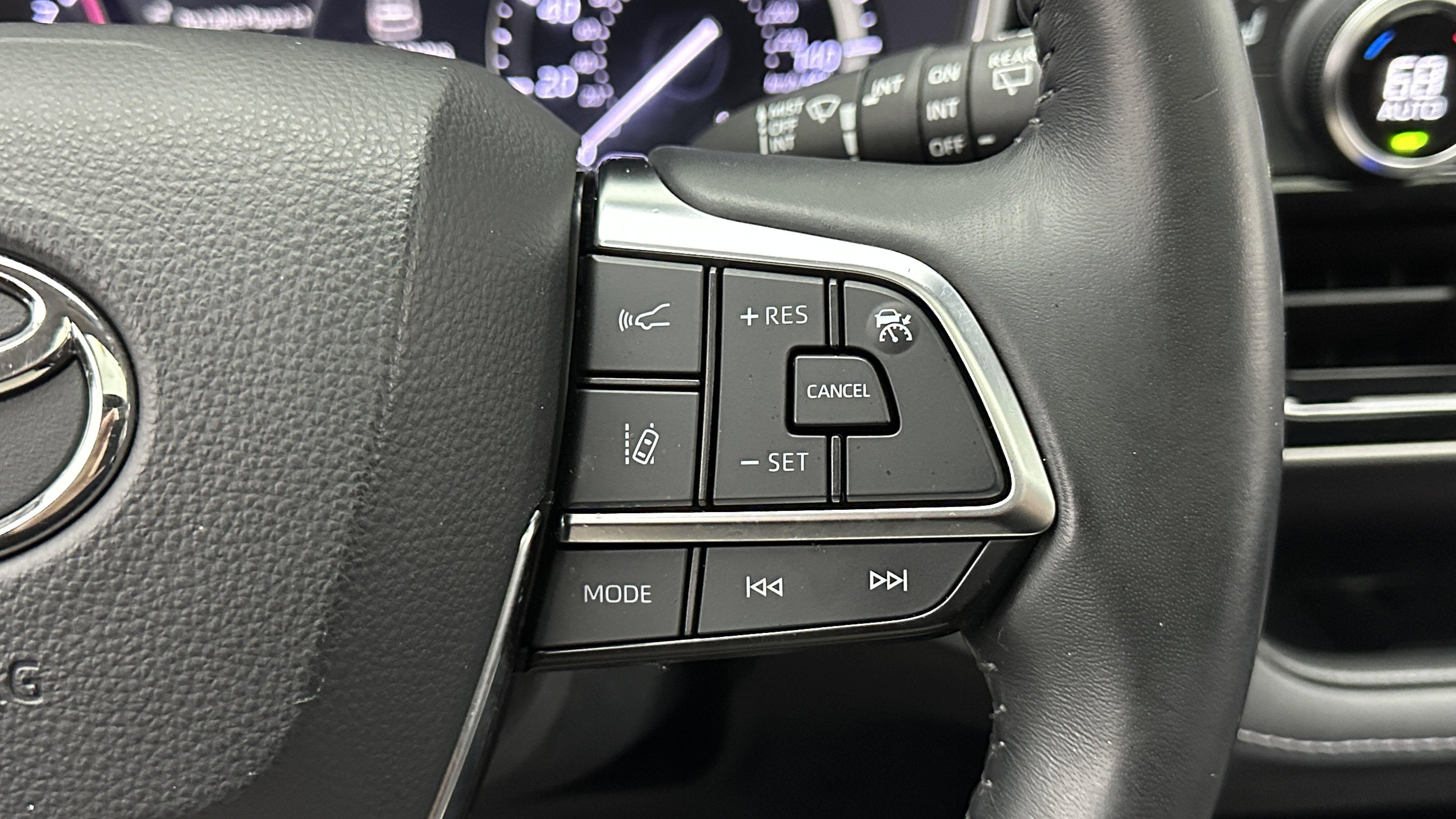 Used 2021 Toyota Highlander XLE image 24