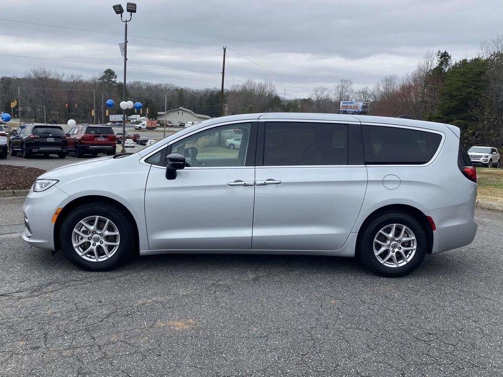 Used 2024 Chrysler Pacifica Touring-L image 2