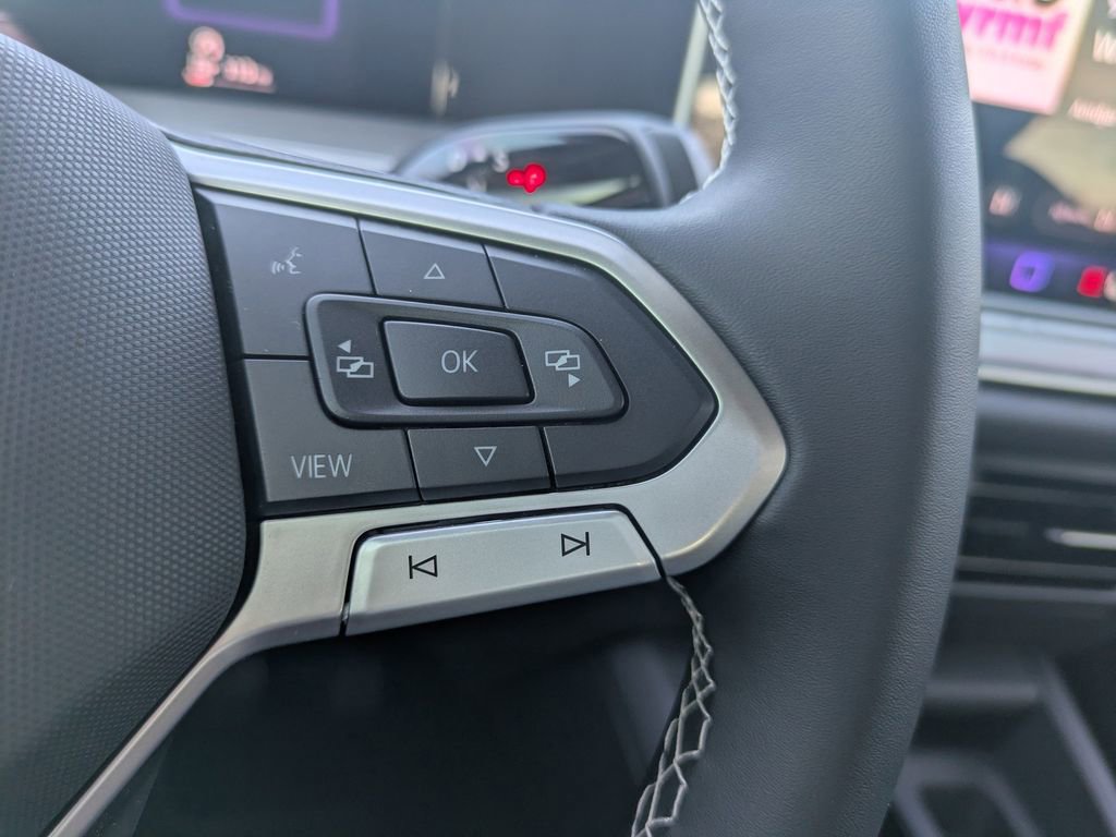 Used 2025 Volkswagen Tiguan SE image 26