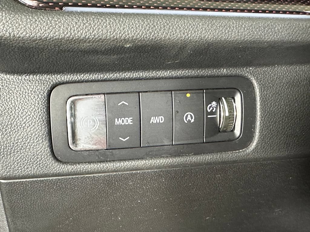 Used 2025 Chevrolet Traverse Z71 w/ LPO, Floor Liner Package AWD/4WD image 24