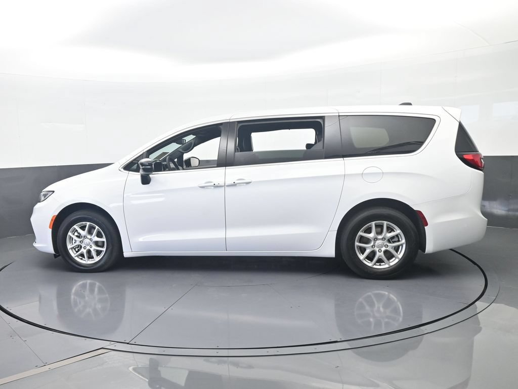 Used 2025 Chrysler Pacifica Select FWD image 3