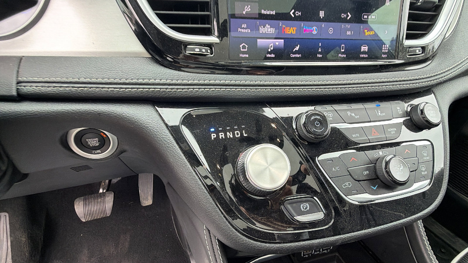 Used 2024 Chrysler Pacifica Premium image 31