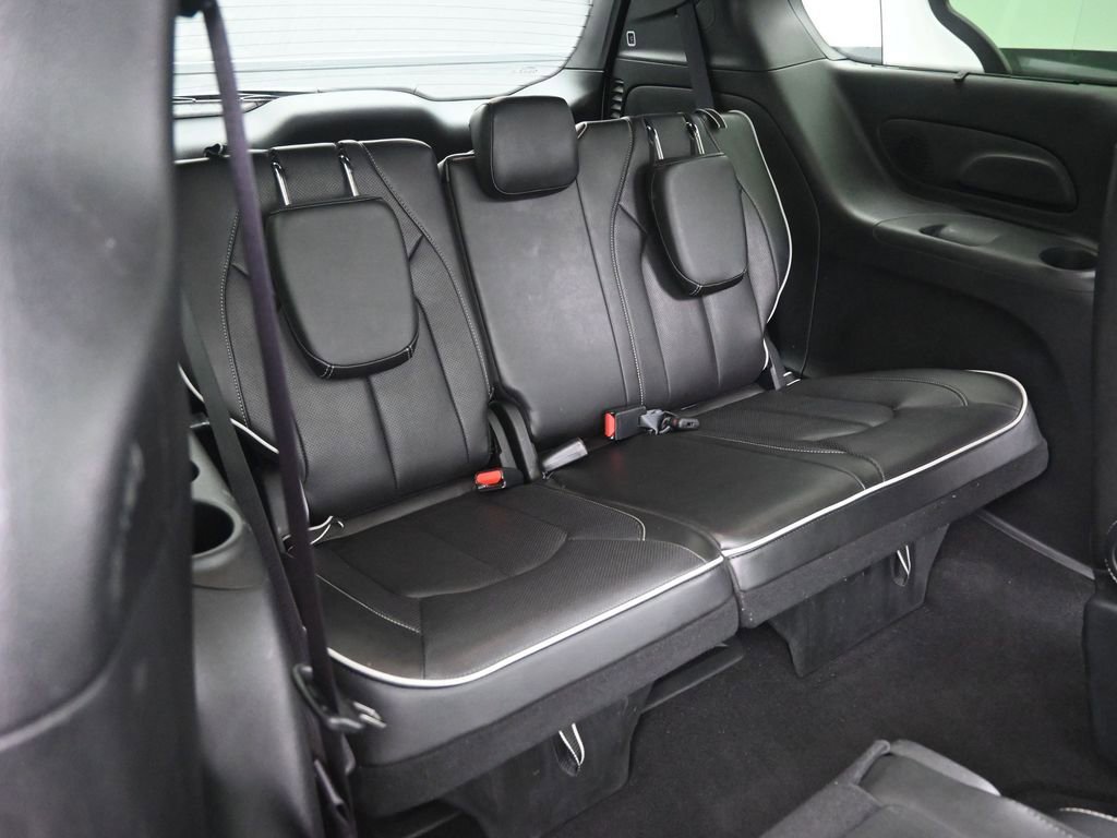 Used 2025 Chrysler Pacifica Limited image 16