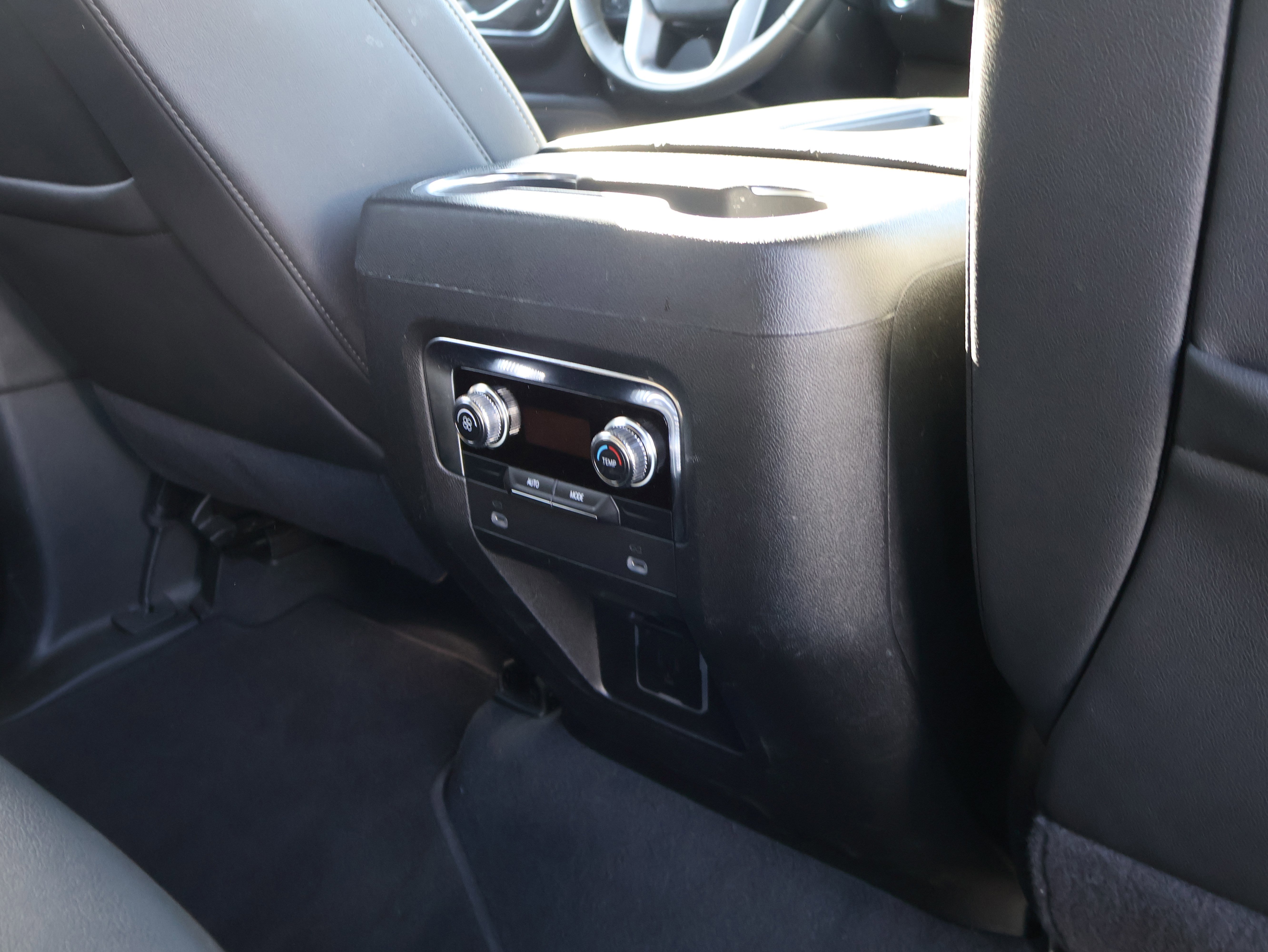 Used 2024 GMC Yukon SLT image 16