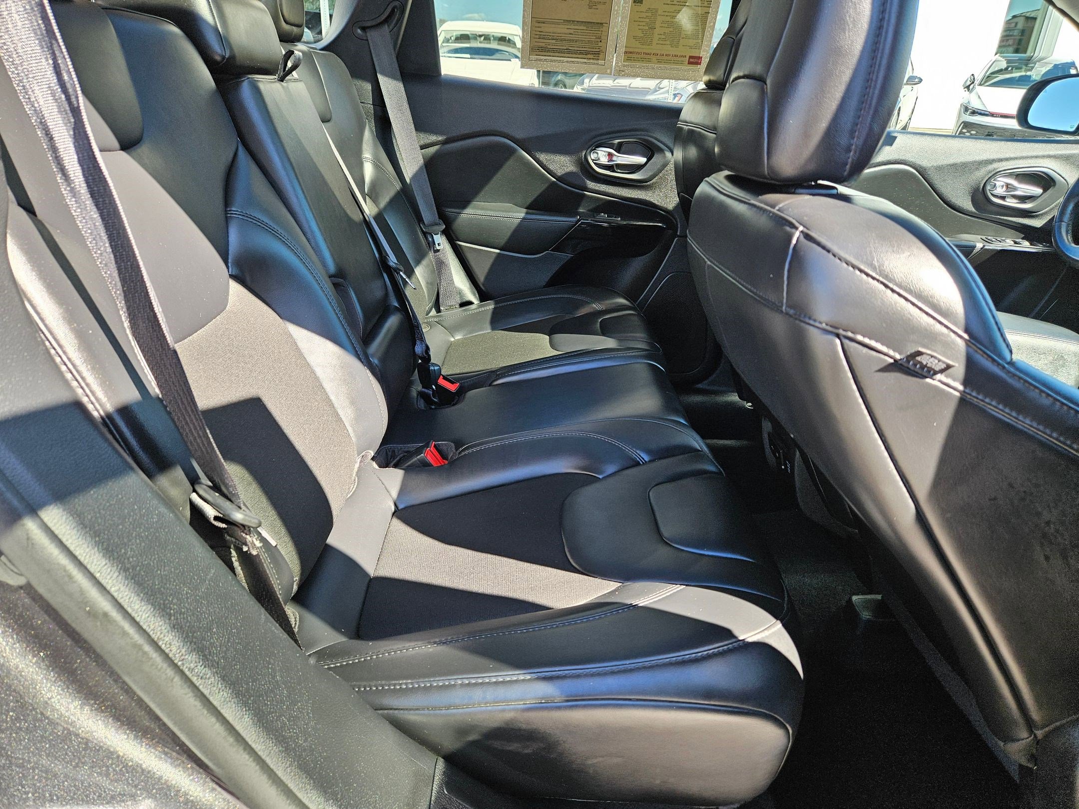 Used 2020 Jeep Cherokee Latitude Plus w/ Cold Weather Group AWD/4WD image 32