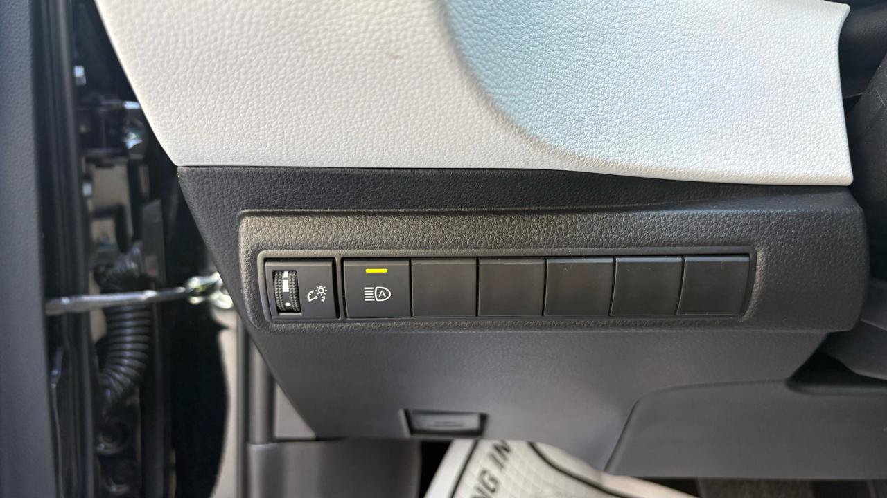 Used 2025 Toyota Corolla SE FWD image 15