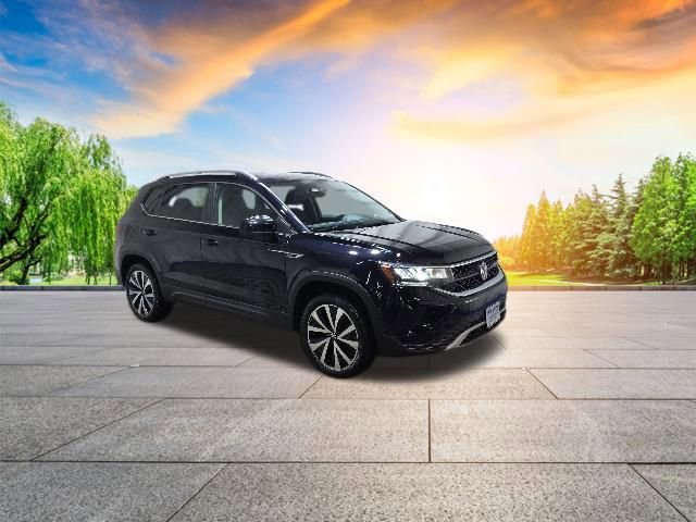 Certified 2023 Volkswagen Taos SE w/ Panoramic Sunroof Package FWD image 2