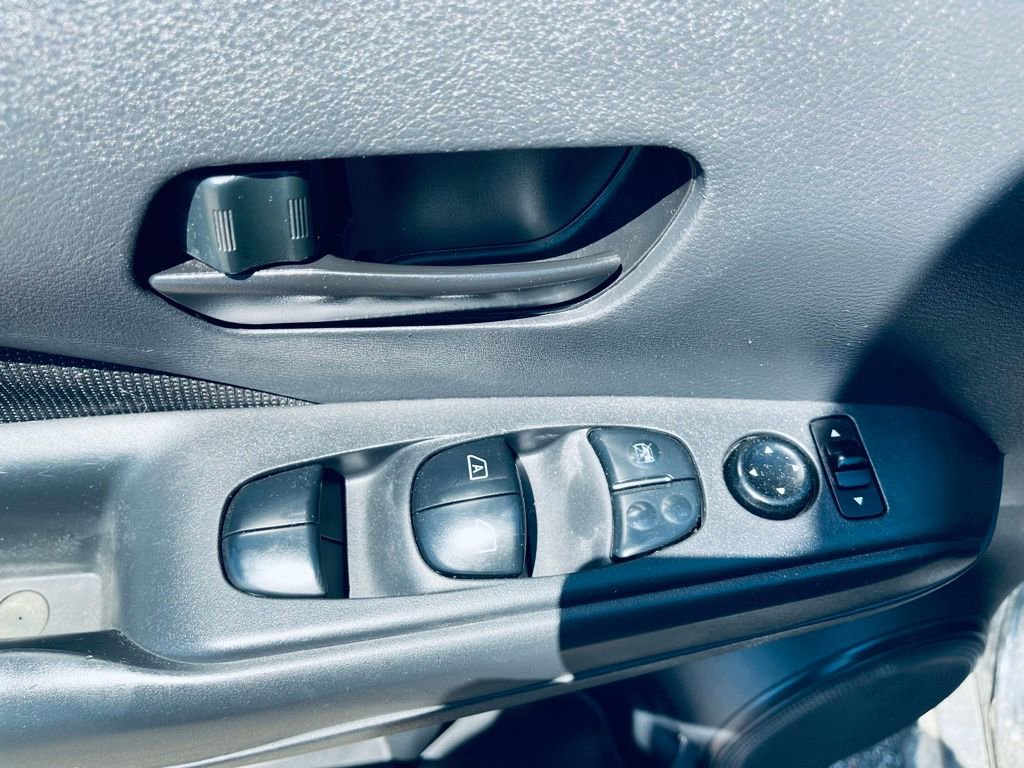 Used 2021 Nissan Kicks S FWD image 13