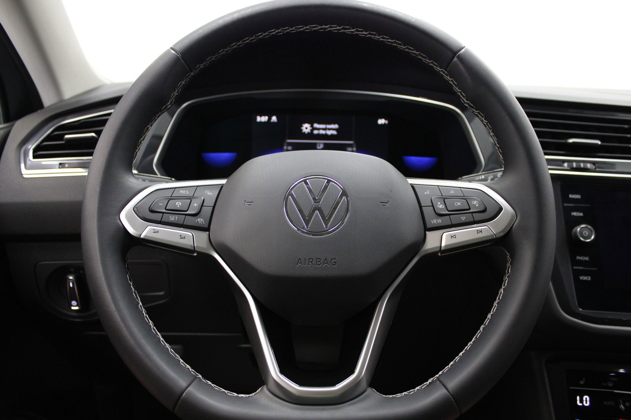 Used 2022 Volkswagen Tiguan SE AWD/4WD image 33