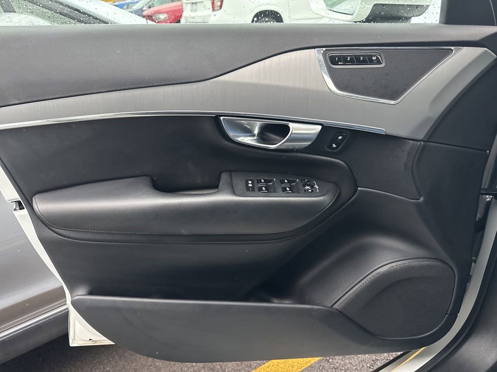 Used 2022 Volvo XC90 T5 Momentum image 9