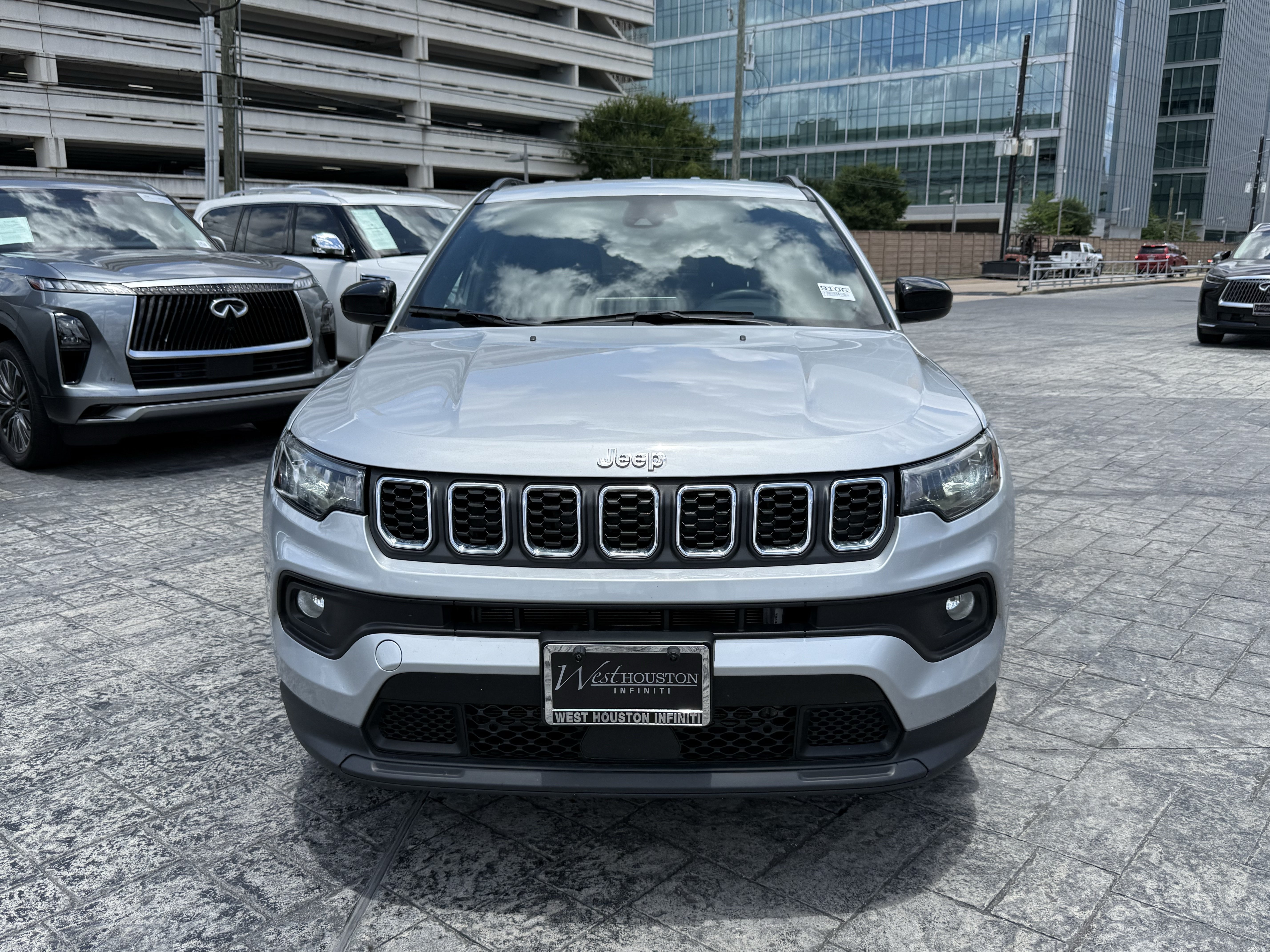 Used 2024 Jeep Compass Latitude AWD/4WD image 2