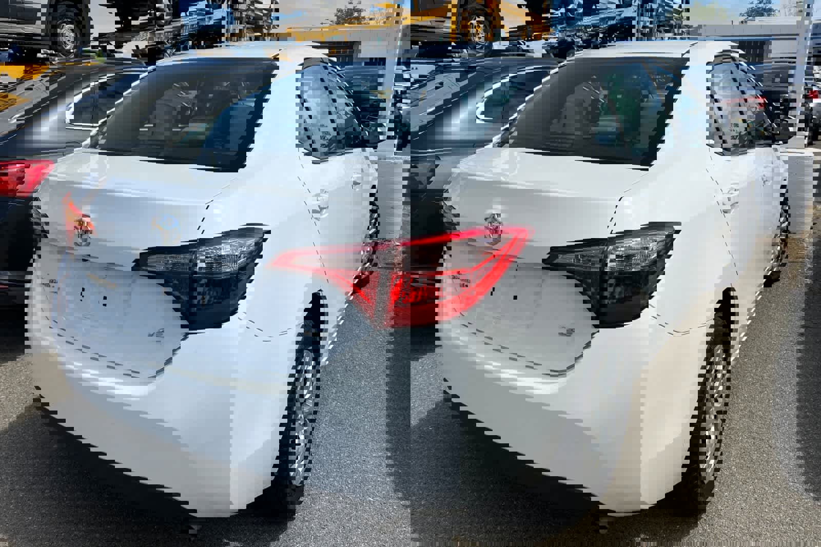 Used 2018 Toyota Corolla LE w/ Carpet Mat Package (TMS) FWD image 4