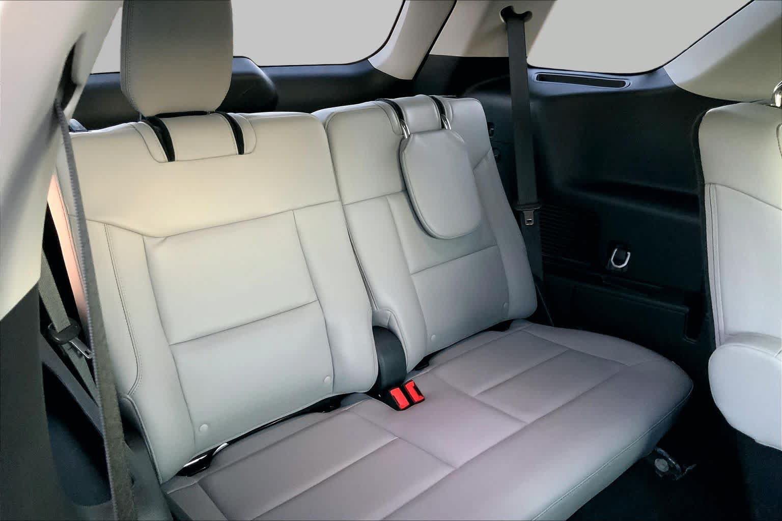 Used 2025 Ford Explorer Active w/ Active Comfort Package RWD image 18