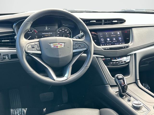 Used 2025 Cadillac XT6 Luxury image 2