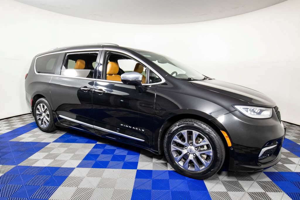 Used 2021 Chrysler Pacifica Pinnacle FWD image 3