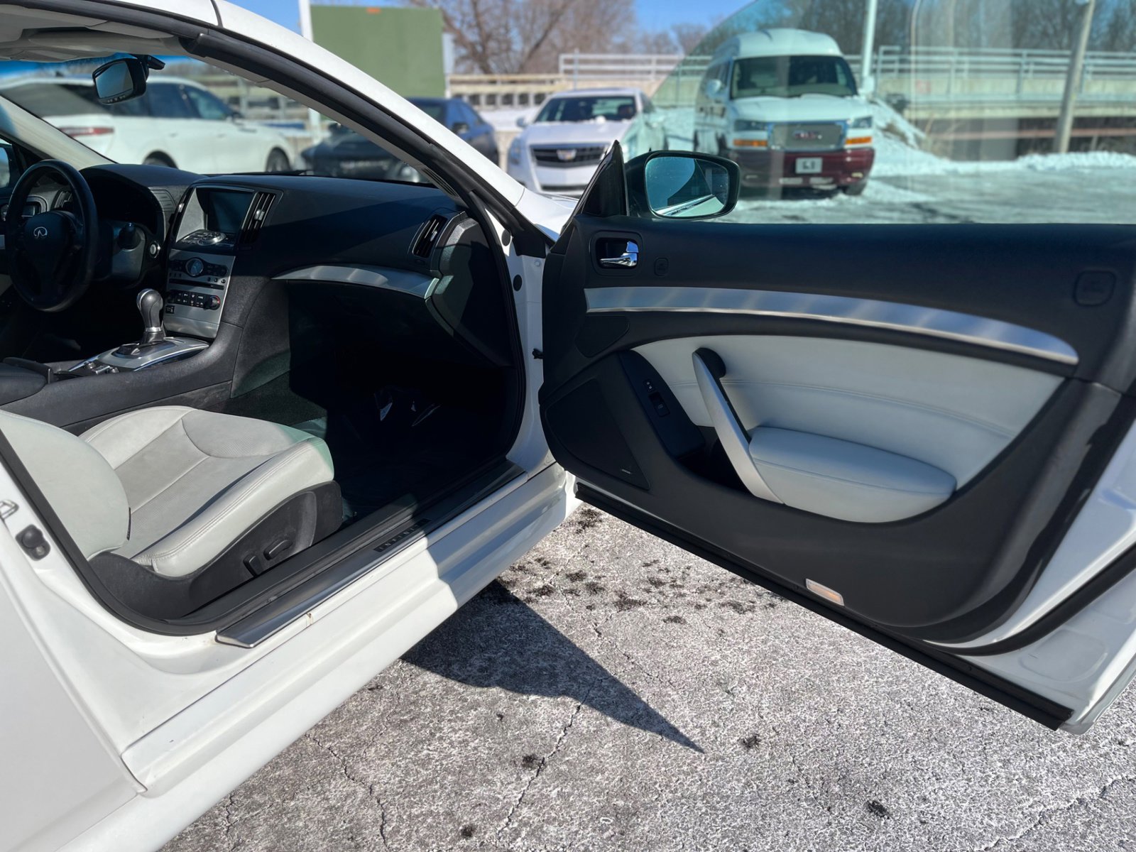 Used 2011 INFINITI G37 w/ Premium Pkg image 40