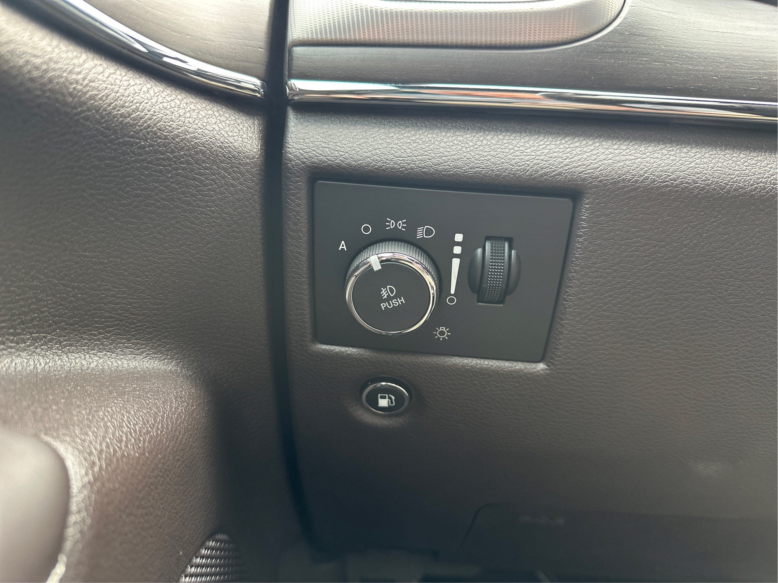 Used 2019 Jeep Grand Cherokee Overland w/ Interior Metal Package AWD/4WD image 19