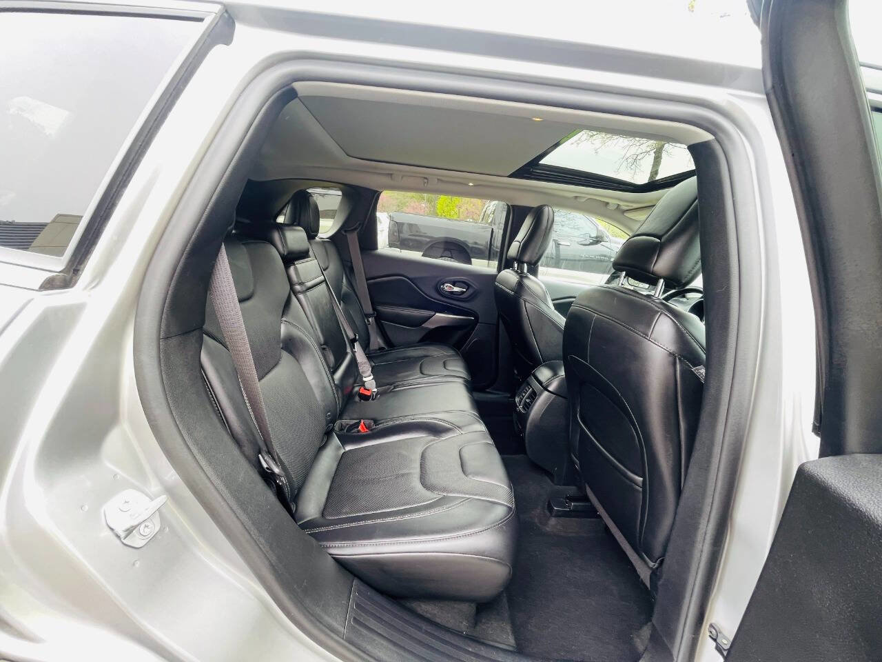 Used 2019 Jeep Cherokee Limited image 31