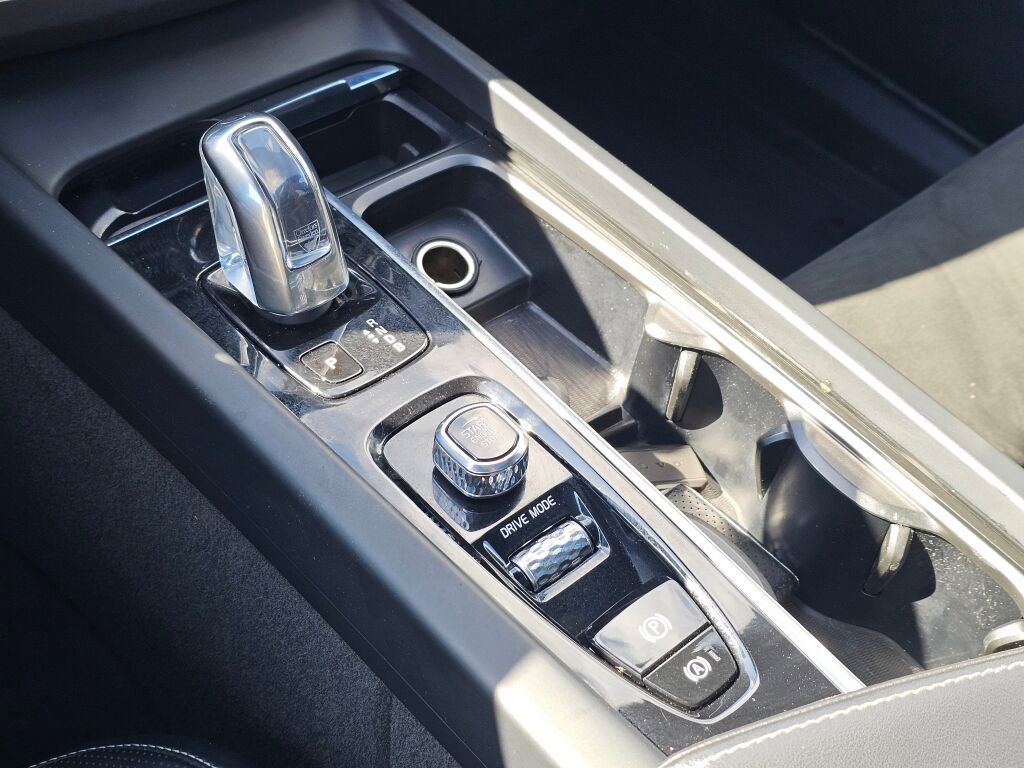 Used 2018 Volvo XC60 T8 R-Design w/ Convenience Package image 18