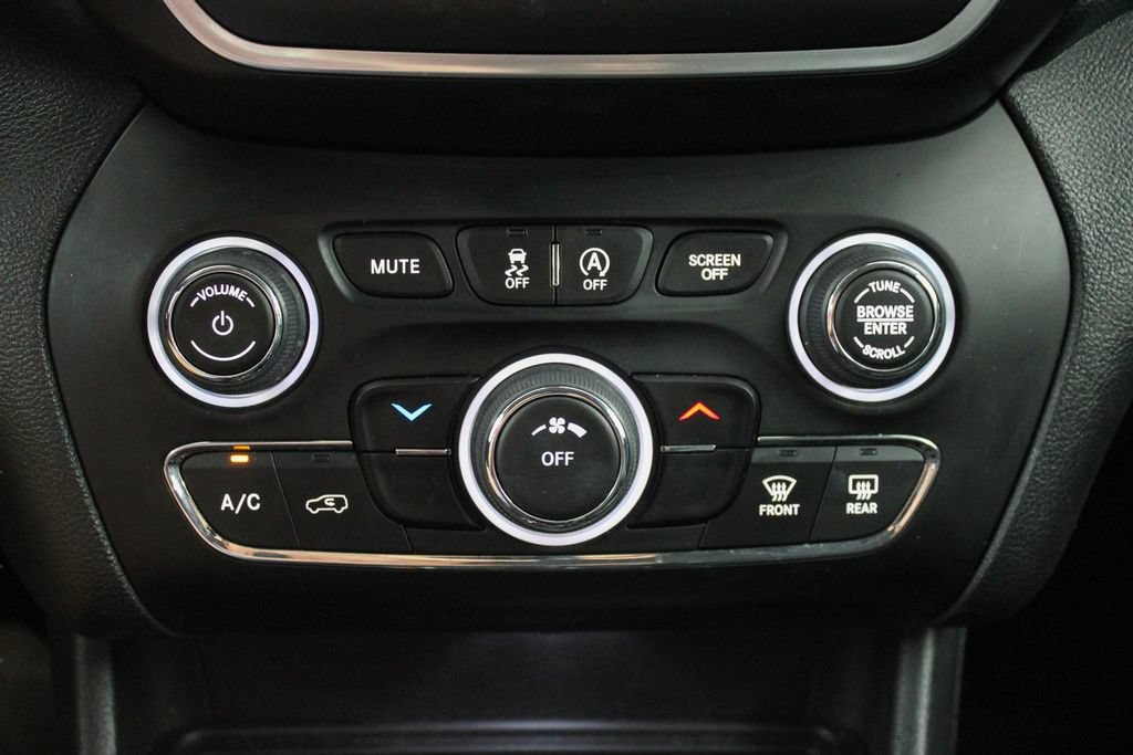 Used 2020 Jeep Cherokee Latitude Plus FWD image 34