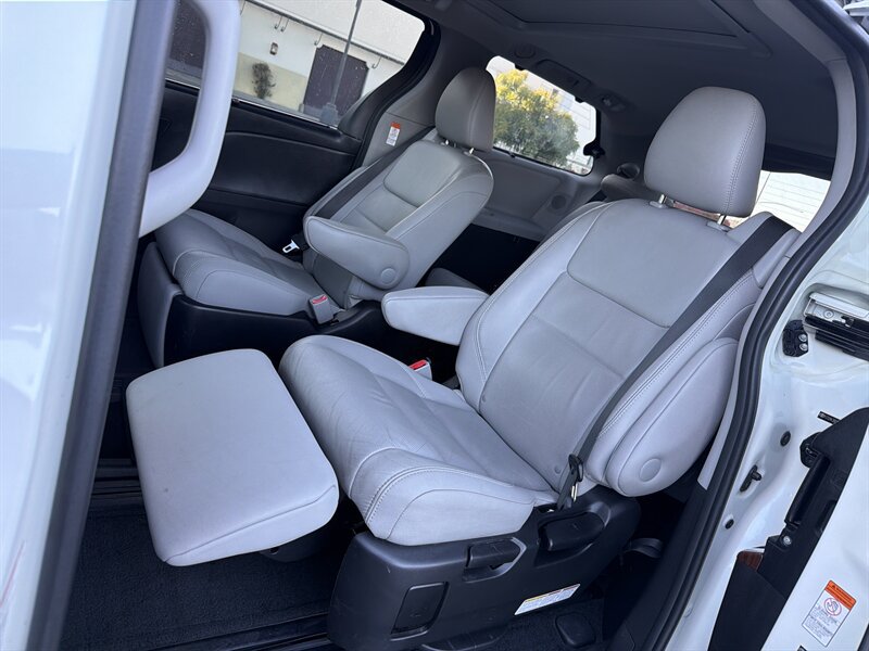 Used 2015 Toyota Sienna Limited Premium FWD image 16