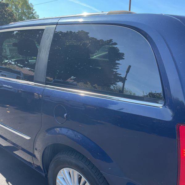 Used 2015 Chrysler Town & Country Limited FWD image 4
